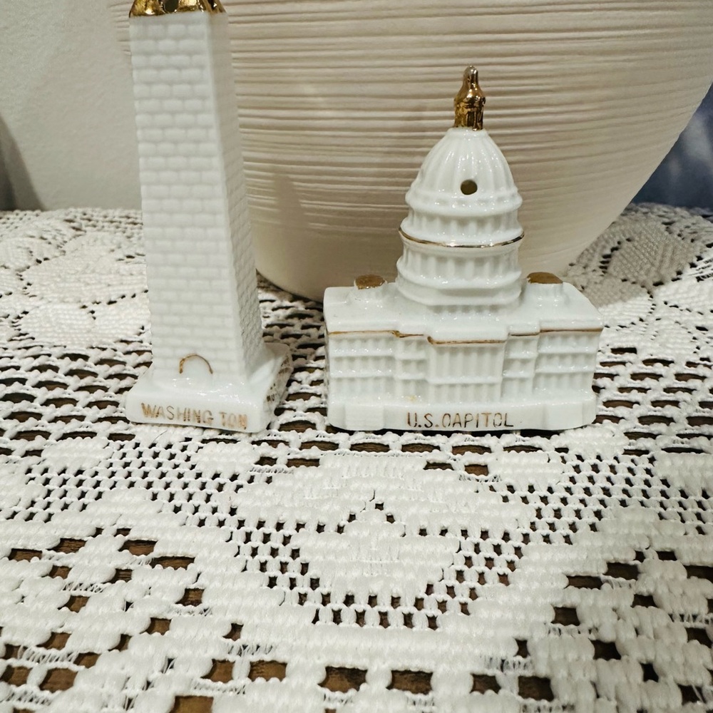 U.S. Capital and Washington Monument Salt and Pepper Shaker *Vintage*